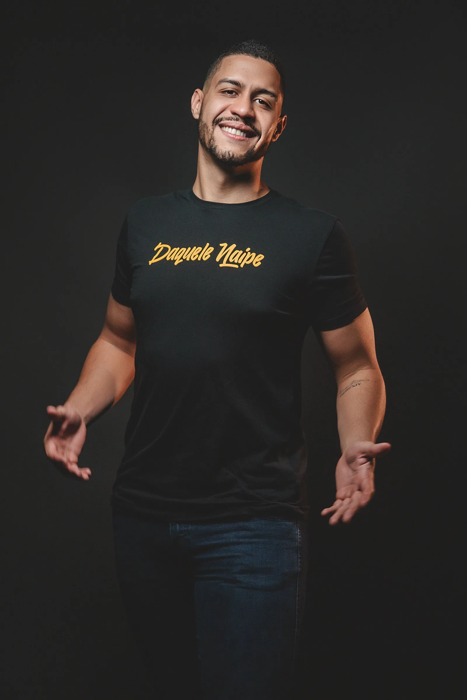 Rogerinho Voz e Violão sorrindo em estúdio